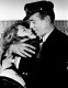 Bogartot a Casablanca után sem kerülték el az ígéretes szerepek, ráadásul az Ernest Hemingway műve nyomán készült Szegények és gazdagok című filmnek köszönhetően megtalálta az igazi boldogságot a magánéletben is. Az alkotásban a nála huszonöt évvel fiatalabb Lauren Bacall volt a partnere, akivel első látásra egymásba szerettek: a korábban nagy nőcsábász hírében álló, az alkohollal közeli barátságot ápoló Bogart hamarosan – s immáron a negyedik nővel – oltár elé állt, majd közel az ötvenhez édesapa lett.