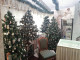 A gyönyörűen feldíszített karácsonyfák és a retró bútorok visszaröpítenek a régi idők szentestéibe.