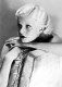Jean Harlow a 30-as évek ünnepelt színésznője volt, aki neves filmszerepei mellett férje rejtélyes halála miatt vált híressé. A 21 éves Harlow 1932-ben állt oltár elé második férjével, Hollywood egyik elismert producerével, Paul Bernnel, aki segített a fiatal lány karrierjének fellendítésében. A férfi korábban egy Dorothy Millette nevű nővel élt élettársi kapcsolatban New Yorkban, aki súlyos mentális problémákkal küzdött, egyszer pedig szanatóriumba került. Szakításuk után Bern egy darabig anyagilag támogatta őt, végül úgy döntött, a nyugati parton próbál szerencsét, ahol aztán új életet kezdett Harlow-val. Házasságuk egy idő után megromlott, melyben közrejátszott féltékenység és állítólagos bántalmazás is – egy alkalommal Harlow például zaklatottan kereste fel az ügynökét azzal a hírrel, hogy a férje megverte egy bottal –, a viharos kapcsolatuk végére azonban egy végzetes éjjel tett pontot. 1932. szeptember 5.-én a házaspár inasa a hálószobában talált rá Bern meztelen holttestére: mint kiderült, a férfi halálát egy pisztolyból leadott fejlövés okozta. A rendőrség a helyszínelés során talált egy búcsúlevelet, s az ügyet végül gyilkosságként zárták le, azonban mindezt bonyolította az a tény is, hogy a férfi halála előtti napokban Dorothy Millette Los Angelesbe utazott, hogy találkozzon volt kedvesével. A tragédia napján vett egy jegyet a Delta King hajóra, ami San Francisco és Sacramento között közlekedett, majd a vízbe vetette magát, holttestét csak két héttel később találták meg. Az évek során számos elmélet kelt szárnyra azzal kapcsolatban, hogy mi történhetett pontosan azon a végzetes estén: egyes teóriák szerint Millette végzett bosszúból Bernnel, míg vannak, akik úgy gondolják, Harlow tette el láb alól a férjét. Bárhogy is történt, az igazságot már sosem tudjuk meg…