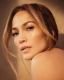 Az biztos, hogy Jennifer Lopez szereti a letisztult lookokat, ennél a fotózásnál is egy természetesebb sminket kapott. 