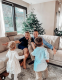 „Az élet szép!” – írta az Instagram oldalára Kardos Eszter, akinek szintén fantasztikusan telt a szenteste. A színésznő férjével, Győrfy Rúbennel és gyermekeikkel látható a nappalijukban, a fotón pedig a csodás karácsonyfájuk is helyet kapott.