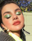 Selena Gomez egyik ikonikus (és legkevésbé sem visszafogott) sminkje tökéletes választás karácsonyra (is). Csupán egy zöld csillogós szemhéjpúderre lesz szükséged. Nagyon fontos, hogy az alapozót csak azután kend fel, hogy készen van a szemsmink, így egy micellásvízbe áztatott fülpiszkálóval könnyedén formázhatod anélkül, hogy leszednéd az alapozót.