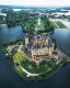 Schwerin kastély - A Schwerin-kastély a németországi Mecklenburg-Vorpommern állam fővárosában, egy szigeten található. A legkorábbi feljegyzés a kastélyról ezen a helyen 973-ból származik.