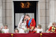Az esküvő után Katalin, és Vilmos nyitott lovaskocsival a Buckingham-palotához ment, és annak erkélyéről integettek az éljenző tömegnek, ahol megcsókolták egymást, majd a Brit Királyi Légierő gépei repültek el a palota felett.