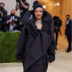 Rihanna Balenciaga ruhában a 2021-es MET-gálán