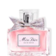 Dior - Miss Dior Eau De Parfum 30 ml 27 400 Ft (Marionnaud)

A Dior egyik legikonikusabb parfümjének üvege egy couture-álom, melyet egy Dior masni tesz még különlegesebbé - de ami benne van is csodás! A Miss Dior illata leginkább egy tavaszi virágcsokorra emlékeztet: van benne rózsa, gyöngyvirág és bazsarózsa is, melyet a púderes jegyű írisz fog közzé. 