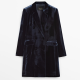 Massimo Dutti Velvet blazer-style dress 49 995 Ft

A blézer ruhák igazi klasszikusoknak sázmítanak - bárhol, bármikor fel lehet őket venni. Bársony anyagból különösen drágának hatnak, főleg, ha ilyen mesés kékes színből vannak elkészítve! 