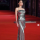 Angelia Jolie egy kész jelenés ezüstösös Versace ruhájában az Eternals című film premierjén a Római Filmfesztiválon 
