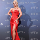 Lady Gaga a House of Gucci című film milánói premierjén tündökölt ebben a dögös Versace ruhában