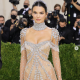 Kendall Jenner egy szinte tejjesen átlátszó Givenchy ruhában a 2021-es Met gálán