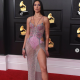 Dua Lipa nem bízta a véletlenre: a 2021-es Grammy vörös szőnyegén mindent megmutatott magából. Ez a Versace ruha viszont még mindezek ellenére is gyönyörű. 