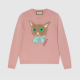 Gucci Wool sweater with Gucci cat patch 

Ez a riadt tekintető pulóver nem tűnik túl bizalomgerjesztőnek, még akkor sem ha gyapjú - és akkor sem, ha Gucci. 430 ezer forintba kerül.