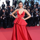 Deepika Padukone indiai színésznő egy mélyen dekoltált, vörös Louis Vuitton estélyiben pózolt a filmfesztiválon. 