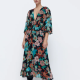 ZARA Floral print midi dress 15 995 Ft

A nagy minták kedvelői imádni fogják ezt a mélyebben dekoltált fazont, amihez a dizájnerek is egy hosszú bőrcsizmát párosítottak - tökéletes az őszre! 