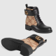 Gucci Ankle boot with Double G

Ennek a bakancsnak a külleme sehogy sem jön össze, de aki a logóra megy rá, annak biztos tetszeni fog. Tépőzáras, cipőfűzős, enyhén magasított sarkú darab 388 ezer forintért. 
