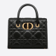 Dior Medium St Honoré tote táska (kb. 1,5 millió forint)
