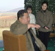 A Koreai Központi Hírügynökség szombaton közölte, hogy Kim Dzsongun szeretett lányával és feleségével együtt vett részt egy ballisztikus rakéta tesztkilövésén, amit a fehér, pufikabátos lány láthatóan nagyon élvezett édesapjával együtt, akivel kézen fogva érkeztek a helyszínre.