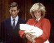 Károly 1982. június 21-én hátat fordított egy ősi királyi hagyománynak: akkor ugyanis a jelenlegi király úgy döntött, hogy bent lesz Dianával a szülőszobán, mikor a hercegné életet ad Vilmos hercegnek, így Károly ennek szemtanúja volt. Két évvel később Harry születésénél is jelen volt, holott ez korábban egyáltalán nem volt szokványos a brit királyi család tagjainál, ám a múltban is előfordult már, amikor valaki megszegte ezt a régi illemszabályt. Fülöp szintén Erzsébet mellett volt, amikor a királynő világra hozta Eduárdot: az uralkodó maga kérte meg férjét arra, hogy a herceg legyen mellette a szülőszobán, Fülöp pedig így is tett.