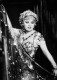 Mae West nagyon fiatalon robbant be a köztudatba, az igazi áttörésre azonban egészen 1918-ig várnia kellett, ekkor kapott ugyanis szerepet a Sometime című revüdarabban, amelyben bemutatott shimmy-táncának köszönhetően óriási népszerűségre tett szert.
