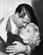Filmezni 1932-ben, 38 évesen kezdett, ami egy szexszimbólum esetén meglepően későnek tűnik, igaz, valódi életkorát gondosan titkolta. Már első, kis szerepében megcsillogtatta szabad szájú humorát, a közönség pedig tódult a mozikba – második filmje a csődtől mentette meg a Paramount stúdiót. (A saját színdarabjából készült Rosszat tett neki futtatta be Cary Grantet, és Oscar-díjra is jelölték.) Ezzel megszületett az 1930-as évek amerikai nőideálja - az egyáltalán nem karcsú szexbomba 1935-re már a legjobban fizetett nő volt Amerikában, a férfiak közül is csak Randolph Hearst sajtómágnás előzte meg.