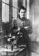 Marie Curie – akit máig az egyik leghíresebb tudósnőként tartanak számon – Maria Salomea Sklodowska néven, pedagógus szülők ötödik gyermekeként látta meg a napvilágot. Eszének és tehetségének kiskorától csodájára jártak, a középiskolát kitűnő eredményekkel fejezte be, de az orosz elnyomás miatt lengyel nemzetiségűként és legfőkébb nőként nem tanulhatott tovább a hazájában. Nevelőnőként kezdett el dolgozni, majd a megspórolt pénzéből 1891-ben Párizsba költözött.