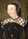 Medici Katalin francia királyné nevét az 1500-as években joggal félték. II. Henrik feleségeként három fiút is az ország trónjára ültetett, lányait pedig politikai játszmáihoz használta fel. Valois Margit hercegnőt például annak ellenére adatta össze a későbbi IV. Henrikkel, hogy a férfi anyját, nagy ellenfelét, III. Johanna királynőt, és protestáns vallását is gyűlölte. Hogy akkor miért vállalta a házasságot? Az akkoriban dúló vallásháborúban remélt tőle előnyt és békét. Amikor aztán Johanna királynő nem sokkal a házasságkötés előtt elhunyt, sokan vádolták Katalint azzal, hogy ő gyilkolta meg nászasszonyát egy mérgezett kesztyű segítségével. Katalin emellett hírhedten rosszul bánt szinte mindenkivel a családban, egyik menyét, Stuart Máriát például arra kényszerítette, hogy miután megözvegyült, utazzon vissza hazájába, Skóciába, de előbb adja vissza a koronaékszereket.