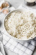 A rizs egy gyakran vitatott élelmiszer az újramelegítést tekintve: egyesek azt állítják, hogy semmi bajunk nem lesz attól, ha megmikrózzuk, míg mások szerint soha nem szabadna ezt megtennünk. Kim Lindsay akkreditált dietetikus az utóbbival ért egyet: a szakember szerint a rizs újramelegítése kockázatos, hiszen ha a köretet szobahőmérsékleten hagytuk kihűlni, akkor a felületén található Bacillus cereus spórák elszaporodhatnak, ez pedig ételmérgezéshez is vezethet, melynek tünetei a hányás, hasmenés és a hasi görcsök.