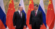 Kína hivatalosan semleges az ukrajnai orosz invázió témájában, de Hszi Csin-pinget az USA bírálta, hogy "diplomáciai fedezetet" nyújt Oroszországnak, hogy további háborús bűnöket követhessen el. Moszkvai látogatásán a kínai elnök "kedves barátjának" nevezte Putyint, de az orosz diktátor kevésbé lelkesedett a kijelentés hallatán.