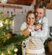 Noha Pataki Zita és férje, Szárnyas Attila ünnepi fotója nem sokat mutat a szépen feldíszitett karácsonyfából, az egyértelműen látszik, hogy a házaspár úszik a boldogságban, és csodálatos szentestét töltöttek együtt.