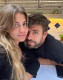 A fotón látszik, hogy Piqué és új szerelme szép párt alkotnak, sokak szerint az új barátnő Shakira kiköpött mása, de valljuk be, ez azért erős túlzás.