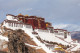 9. Potala Palota

A Potala Palota Tibet leghatalmasabb építménye, sokáig a Dalai Láma rezidenciája volt. 