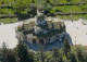 Talán a legexkluzívabb dolog az egész birtokon egy görögországi, 600 éves ortodox templom, amit darabjaira fűrészelve szállítottak Putyin birtokára, ahol újra összerakták azt.