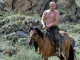 Putyin félmeztelenül lovagol.