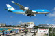 St. Maarten - Princess Juliana International Airport - Több nagy nemzetközi légitársaság is indít, valamint fogad menetrendszerinti járatokat a Karib-térség egyik legkedveltebb üdülőhelyére. A mindössze 2200 méter hosszú kifutó ideális lenne kis, vagy közepes méretű gépek számára, de mivel a szigetvilág egyik legforgalmasabb légikikötőjéről van szó, több nagyobb repülőgép is landol itt. A gépek Maho Beach fölött szállnak le, szinte karnyújtásnyira a strandolók feje felett.