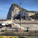 Gibraltár - North Front Airport - A gibraltári repülőtér egyetlen kifutója éppen merőleges az egyik jelentős, Spanyolországba vezető autópályával. Minden le- és felszállásnál sorompók zárják le az autós forgalmat, azonban még így is hátborzongató élmény lehet a kocsiban való várakozás. A csupán 1800 méter hosszú kifutópályán hihetetlen precizitást igényel a landolás, így nem csoda, ha az autóban ülők kissé nyugtalanok.