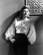 Shelley Winters első igazi elismerést az 1951-ben bemutatott Egy hely a nap alattban nyújtott alakításáért kapta, melyért az Amerikai Filmakadémia Oscar-díjra jelölte legjobb női főszereplő kategóriában, de hasonlóan maradandó alakítás nyújtott A vadász éjszakája című thrillerben Robert Mitchum és Lillian Gish oldalán.