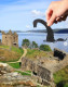 Urquhart vára Skóciában, a Loch Ness mellett található. Maradványaiban is lenyűgöző, előkelően terpeszkedik el a dombtetőn, folyamatosan szemmel tartva a tavat. A Nessie, a „Loch Ness-i szörny” utáni kutatások is többnyire a vár környékén zajlanak.