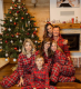 Stohl András és családja karácsonyi egyenpizsamában ünnepelték a szentestét, a színész Instagram-oldalára posztolt fotón pedig az is látszik, milyen gyönyörű fenyőfa díszíti az otthonukat.