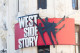 West Side Story (2021)

Spielberg a hetvenen túl sem pihen. A kritikusok és a nézők nagy reménységet fűztek várva-várt West Side Story című musical feldolgozásához. Bár a film komoly médiavisszhangot kapott, sajnos az előzetesen Oscar-esélyesnek titulált alkotás koránt sem nyerte el a publikum tetszését.