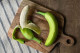 Bár a rezisztens keményítő kémiailag a szénhidrátok közé tartozik, a zöld banán összetételének köszönhetően nem okoz kiugrást a vércukorszintben. Szintén pozitív tulajdonsága, hogy serkenti a glükagon hormon kiválasztását, amivel zsírégetésre ösztönzi a szervezetet.