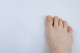 Apró, de jól észrevehető jelei lehetnek annak, ha a melanoma a lábfejen fejlődik ki. Előfordulhat például a lábköröm alatti barna vagy függőleges vonal, megjelenthetnek rózsaszínes-vöröses foltok vagy kinövések, sőt még az is előfordulhat, hogy ott jelenik meg mindaddig ismeretlen folt, ahol a láb megsérült.