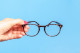 A KSH adatai szerint is hatalmas a drágulás a szemüvegek esetében: míg a szemüvegkeretek 2020 februárja és 2024 februárja között 55 százalékkal, a szemüveglencsék ugyanezen időszak alatt 150 százalékkal kerültek többe. Egyedül a kontaktlencsét viselők érzékelhettek kisebb áremelkedést, esetükben a 30 napos lencse ára csupán 18 százalékkal emelkedett. Mindeközben azonban a KSH adatai szerint a magyar lakosság fele használ szemüveget vagy kontaktlencsét, és csupán három évente mennek el látásvizsgálatra. 