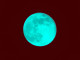A közlemény szerint a színek összjátéka is lenyűgöző lesz: a Hold kékesfehér-ezüstös fénye és az Antares gazdag, mélyvörös színe közötti éles kontraszt érdekes vizuális összjátékot hoz létre.  A páros szinte egész éjszaka megfigyelhető majd, napnyugta után nem sokkal a délkeleti horizont felett tűnik fel, és hajnali fél 4 körül tűnik el a délnyugati égbolton.