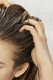 Mit jelent a fejbőr hámlasztása?

A fejbőr hámlasztása az elhalt hámsejtek és a hajtermékek (például samponok, kondicionálók és hajformázó termékek) által okozott lerakódások eltávolításának folyamata. A bőrápoláshoz hasonlóan az elhalt hámsejtek felszíni szintjének eltávolítása javítja a felszívódást, így a legtöbbet hozhatod ki termékekből, amiket használsz. Ez a folyamat elősegíti az új, egészséges haj növekedését. ,,A hámlasztás eltávolítja a szennyeződéseket a fejbőrről, megnyitja a tüszőt, hogy bejuthassanak az aktív összetevők" - magyarázza Penny James trichológus és a Penny James szalon alapítója.