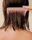A hajvágás után általában néhány napba telik, mire a haj rendesen elrendezkedik és szépen "ül". De ha ez nem történik meg, akkor érdemes lehet proaktívvá válni. Bár csábító lehet a saját kezedbe venni az irányítást (és a ollót) egy rossz hajvágás kijavításához, de ne tedd.  Ehelyett használj olyan kiegészítőket, mint a kalapok, amelyek még a legrosszabb frizurát is elrejthetik, vagy fejpántokat, hajcsipeszeket és hajtűket. A hajformázó eszközök és termékek hatalmas segítséget nyújthatnak. Például a hajgöndörítők és hajvasalók is segíthetnek, hogy elrejtsék az egyenlőtlenségeket. A térfogatot növelő és textúrát fokozó termékek is igazi életmentők lehetnek egy rossz hajvágás esetén