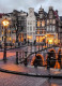 Amszterdam, Hollandia

Ebben az időszakban a város gyönyörű kertjei, parkjai és csatornái festői színekbe borulnak, az időjárás viszont továbbra is kellemes marad, ami kiváló alkalat jelent az épületek, múzeumok és kávézók felfedezésére. Az őszi hónapokban Amszterdam nyugodtabb, kevésbé zsúfolt, így a látogatók problémamentesen élvezhetik az autentikus helyi élményeket. A repülőjegyek ára erősen függ a szezontól, de az őszi hónapok általában kedvezőbb árakat kínálnak. Amszterdam repülőtere könnyen elérhető a városból, a tömegközlekedési rendszer pedig szintén hatékonyan működik, így könnyen eljuthatsz a város legnagyobb nevezetességeihez.