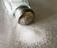3. Túl sok só

A túl sok só fogyasztása növelheti a szervezet vízvisszatartását és a vérnyomást, ezáltal befolyásolva a bőr hidratáltságát. A magas sóbevitel miatt a szervezet hajlamosabb lehet a vízmegtartásra, amely a bőrön is megnyilvánulhat, így szárazságot okozva. Emellett a só túlzott bevitelével járó magas vérnyomás hozzájárulhat az érrendszer károsodásához, ami korlátozhatja a bőr számára elérhető tápanyagokat és oxigént, így csökkentve a hidratáltságot és a rugalmasságot. A bőr szárazságát súlyosbíthatja az is, hogy a só fokozza a bőrön lévő víz elpárolgását, különösen száraz környezeti viszonyok között.