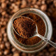  Instant kávé

Az instant kávé rendkívül alacsony nedvességtartalommal rendelkezik, így a felbontatlan üvegek és tasakok évekig megőrzik frissességüket. Ami a friss őrölt kávéport és egész kávészemeket illeti, azok sem feltétlenül romlanak meg, ha száraz környezetben tároljuk őket. Az is igaz, hogy a kávé idővel elveszíti minőségét az oxigénnel való érintkezés miatt, ami csökkenti az ízét és intenzitását, de ha hirtelen koffeinre van szükséged, ez valószínűleg egyéb lehetőség hiányában nem fog visszatartani attól, hogy igyál egy csészével.