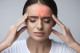 Migrénes fejfájás ellen

A fül körül elterülő aurikuláris területen található idegvégződések az agyi fájdalomközpontokkal is kapcsolatban állnak. Amikor ezt a területet masszírozzuk, serkentjük az idegvégződéseket, és segítünk csökkenteni az érösszehúzódást, amely gyakran a migrén kiváltója. Ezen kívül a fülmasszázs relaxáló hatása is hozzájárulhat a migrénes fejfájás enyhítéséhez, mivel segít oldani a feszültséget és javítja a vérkeringést.
