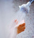 6. Hosszú, forró zuhany

Természetes, hogy olykor nehéz ellenállni egy hosszú, forró zuhany csábításának, bőrünkre viszont egyáltalán nincs jó hatással. A bőrgyógyászok azt tanácsolják, ne húzzuk a zuhanyozást öt-tíz percnél tovább, a hőmérsékletet pedig tartsuk melegen, de ne forrón! Szintén hasznos tanács, hogy a zuhanyzás után azonnal vigyünk fel hidratáló krémet, különösen, mivel a különféle krémek a nedves bőrön fejtik ki hatásukat a leghatékonyabban.